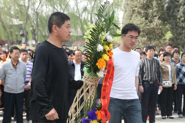 向劉胡蘭烈士墓敬獻(xiàn)花籃