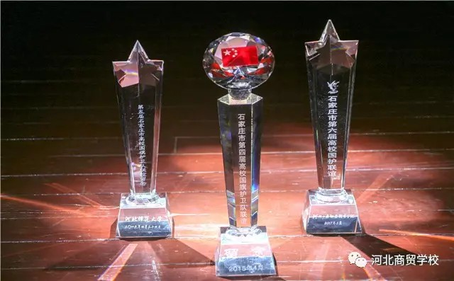 �ӱ����Q(m��o)�W(xu��)У����ʯ���f�е����ø�У��(gu��)���o(h��)�l(w��i)�(du��)(li��n)�x���(d��ng)