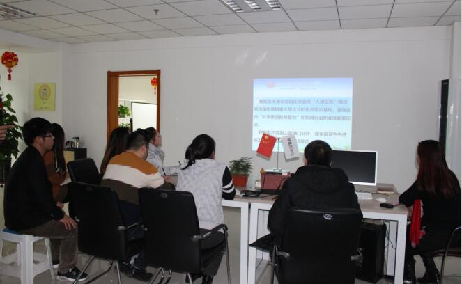 �ӱ������������̼��g(sh��)�����W(xu��)У��������(chu��ng)Ԫ�����M�ИI(y��)��(w��)����