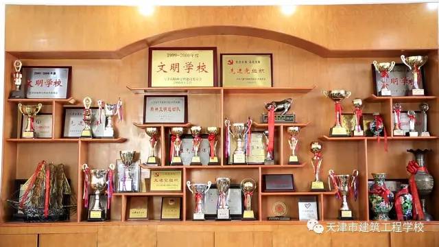 ����н������̌W(xu��)У���M���٣�