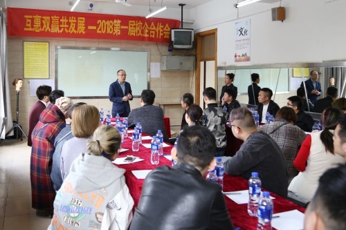 �����|�������W(xu��)У��һ��У�������Մ���A�M�_չ 