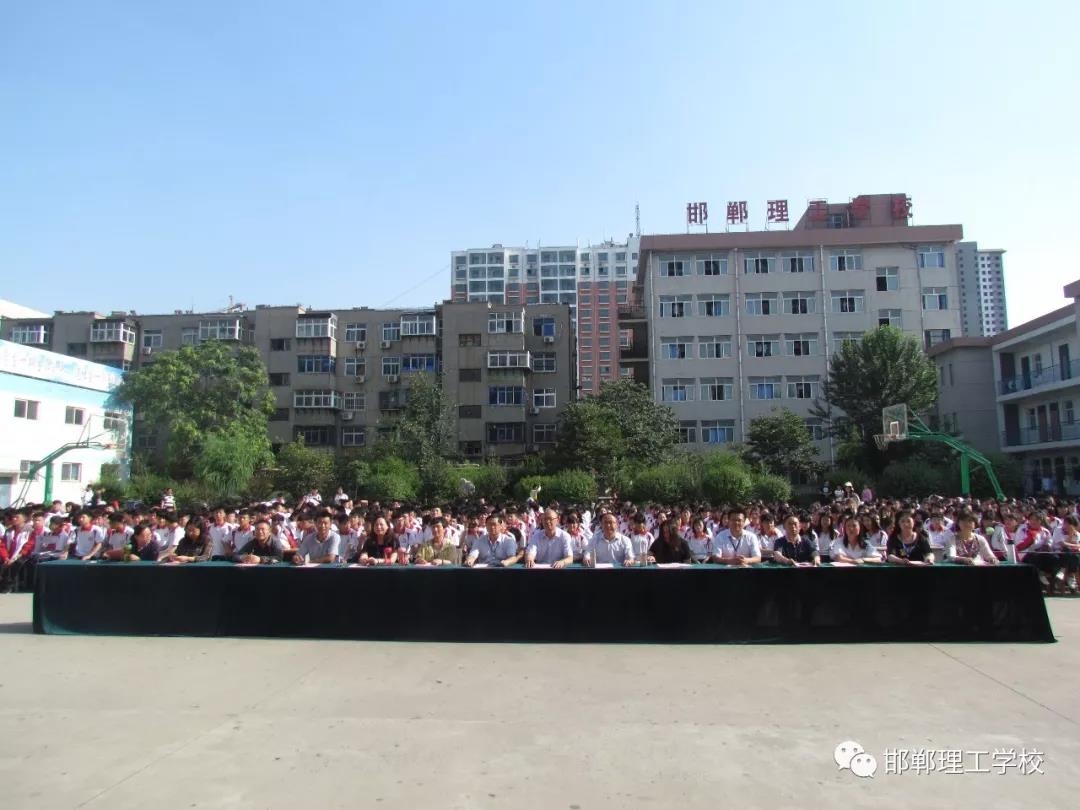 ���������W(xu��)У�e�k�W(xu��)�����|(zh��)չʾ�߼��ܱ�ِ�C��ʢ��