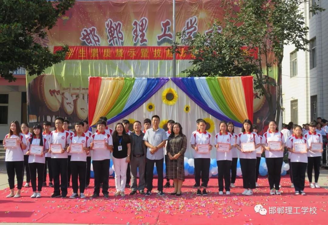 ���������W(xu��)У�e�k�W(xu��)�����|(zh��)չʾ�߼��ܱ�ِ�C��ʢ��