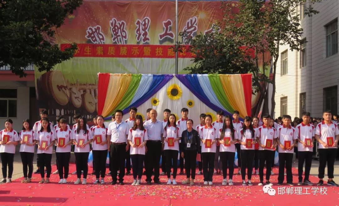 ���������W(xu��)У�e�k�W(xu��)�����|(zh��)չʾ�߼��ܱ�ِ�C��ʢ��