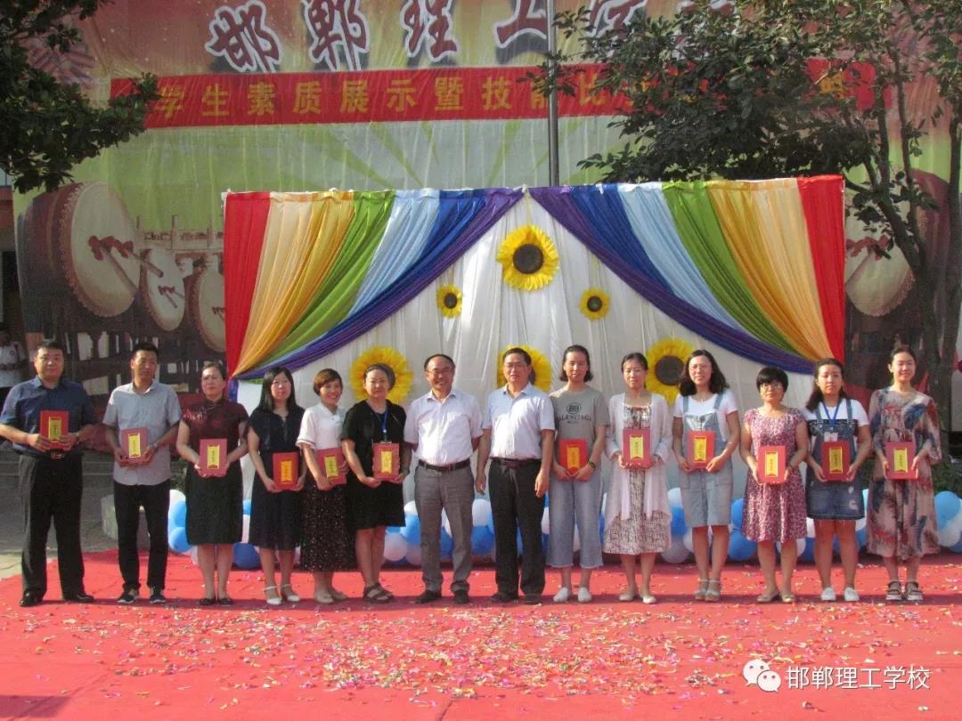 ���������W(xu��)У�e�k�W(xu��)�����|(zh��)չʾ�߼��ܱ�ِ�C��ʢ��