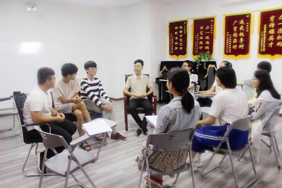 ������ˇˇ���W(xu��)У��ȡ�ķN�̌W(xu��)ģʽ����ʲô��ɫ��