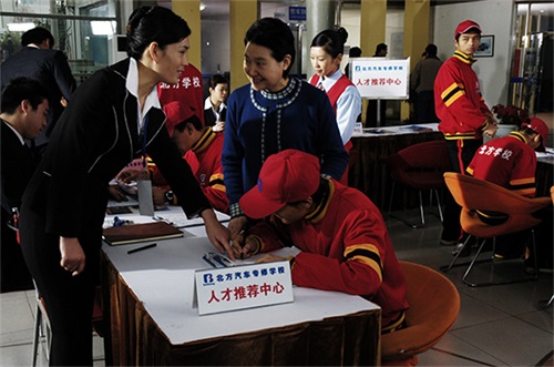 �ӱ��W����ȥ�������������޼��F�ںӱ��ЌWУ�����WУ����Щ��(y��u)�ݣ�