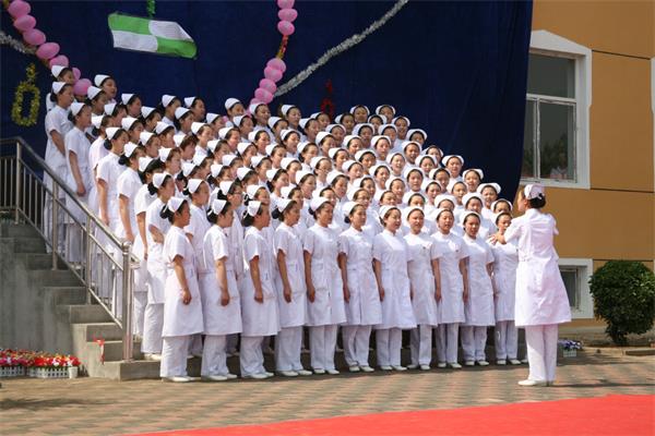 ʯ���f��ʹ�oʿ�W(xu��)У�к���ɫ��