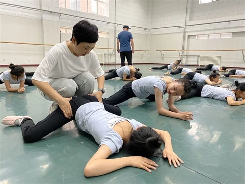 ��ɽˇ�g(sh��)�W(xu��)У�赸�n������С�W(xu��)������ 