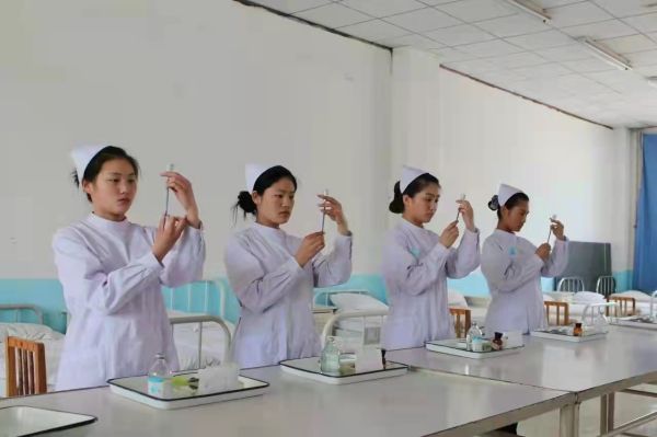 �ӱ�ͬ���t(y��)�W(xu��)�еȌ��I(y��)�W(xu��)У��ô�������M�F�᣿